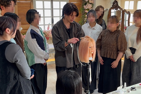講師の実演を間近で見学する受講生