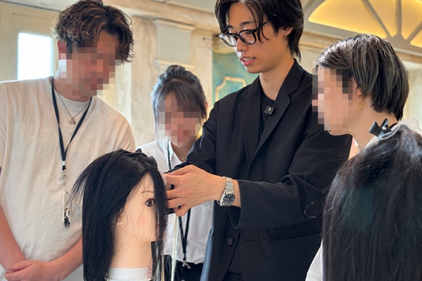 講師による髪の扱い方の実演