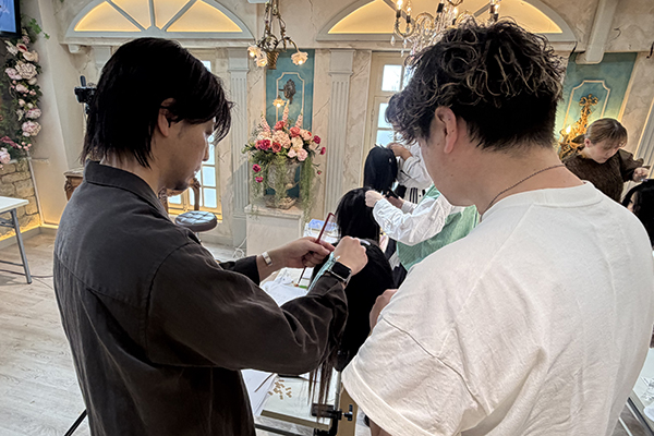 講師から個別に技術指導を受ける様子